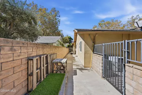 Exterior - 2106 Fernwood Ct, Simi Valley, CA 93065 photo 5 of 13
