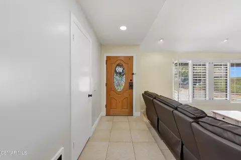 Entry Way - 2106 Fernwood Ct, Simi Valley, CA 93065 photo 2 of 3