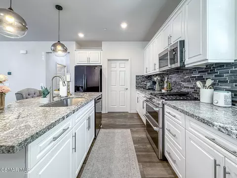 Kitchen - 14708 Sherman Way, Van Nuys, CA 91405 photo 3 of 7
