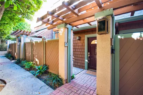 209 S Oakland Ave #F, Pasadena, CA 91101