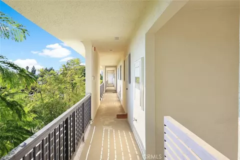 Entry Way - 160 S Michigan Ave, Pasadena, CA 91106 photo 3 of 4