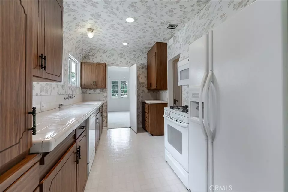 Kitchen - 353 S Berkeley Ave, Pasadena, CA 91107 photo 1 of 2