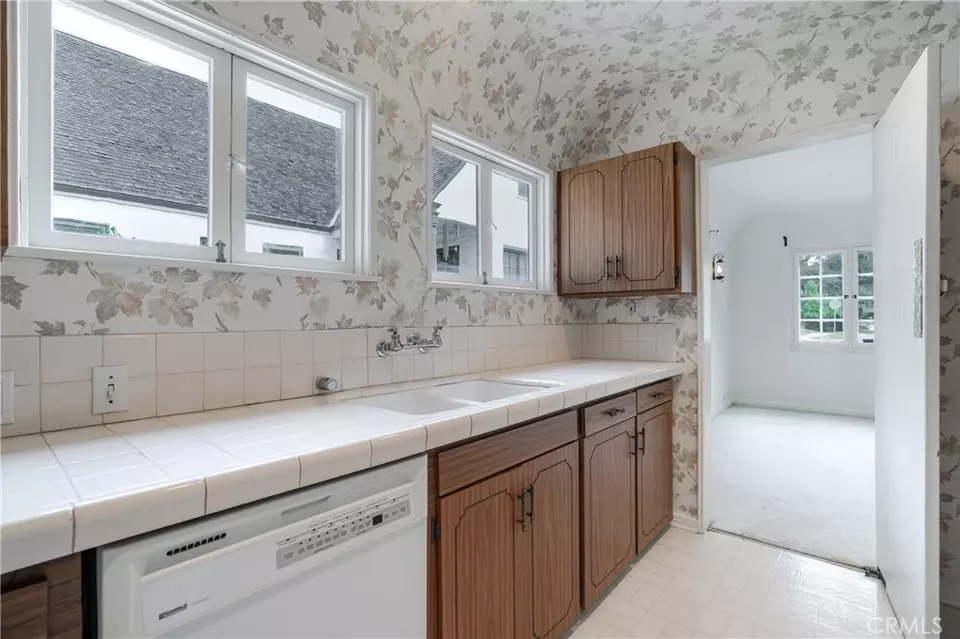 Kitchen - 353 S Berkeley Ave, Pasadena, CA 91107 photo 2 of 2