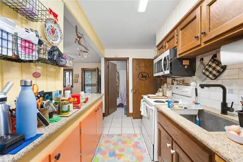 Kitchen - 22801 Fran Dr, Tehachapi, CA 93561 photo 12 of 12