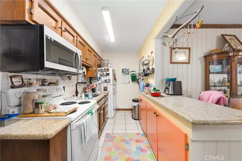 Kitchen - 22801 Fran Dr, Tehachapi, CA 93561 photo 9 of 10