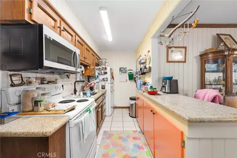 Kitchen - 22801 Fran Dr, Tehachapi, CA 93561 photo 9 of 12