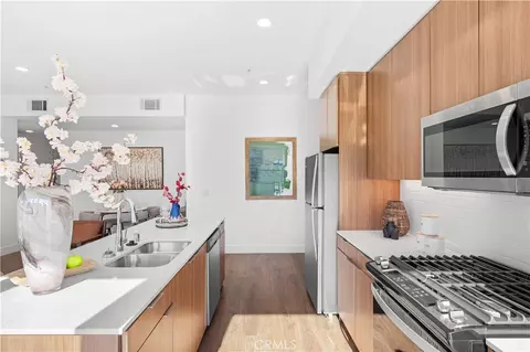 Kitchen - 709 E Walnut St #417, Pasadena, CA 91101 photo 2 of 3