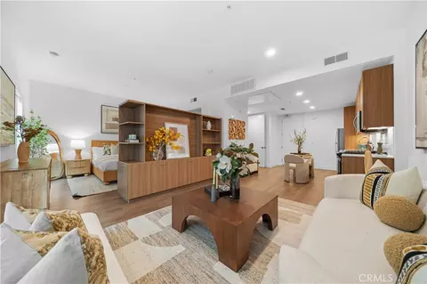 709 E Walnut St #319, Pasadena, CA 91101