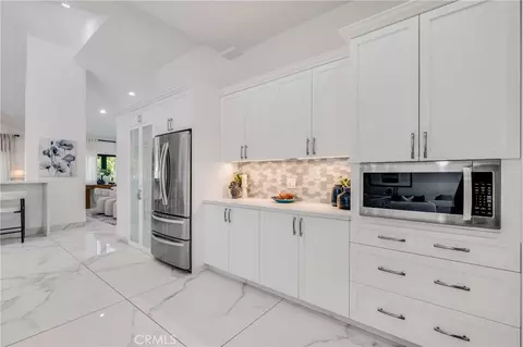 Kitchen - 3890 Shadow Grove Rd, Pasadena, CA 91107 photo 4 of 4