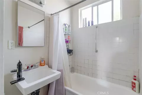 Bath - 1757 E Villa St, Pasadena, CA 91106 photo 2 of 2