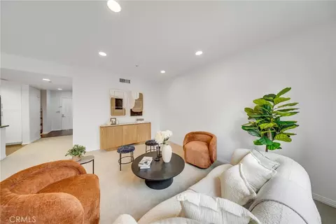 Living - 931 E Walnut #307, Pasadena, CA 91106 photo 2 of 4