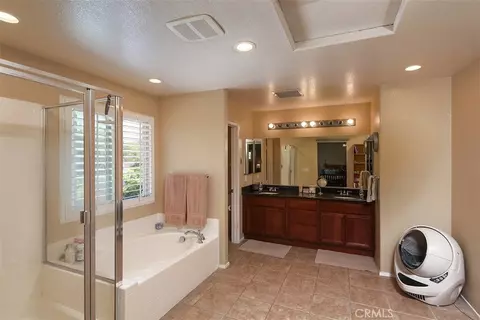 Bath - 32406 Francisco Pl, Temecula, CA 92592 photo 2 of 4