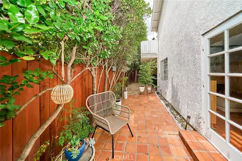 Exterior - 1960 E Villa, Pasadena, CA 91107 photo 6 of 8
