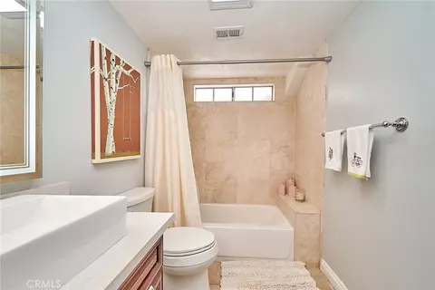 Bath - 1960 E Villa, Pasadena, CA 91107 photo 2 of 6
