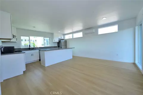 Living - 425 N Raymond Ave, Pasadena, CA 91103 photo 2 of 4