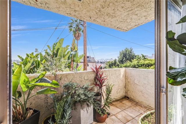 8400 De Longpre #212, West Hollywood, CA 90069