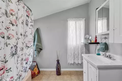 Bath - 710 E Greystone, Monrovia, CA 91016 photo 4 of 5