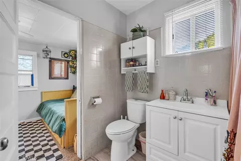 Bath - 710 E Greystone, Monrovia, CA 91016 photo 2 of 5