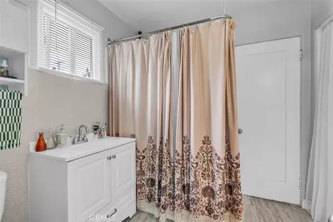 Bath - 710 E Greystone, Monrovia, CA 91016 photo 1 of 5