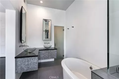 Bath - 1175 Corte Riviera, Camarillo, CA 93010 photo 2 of 4