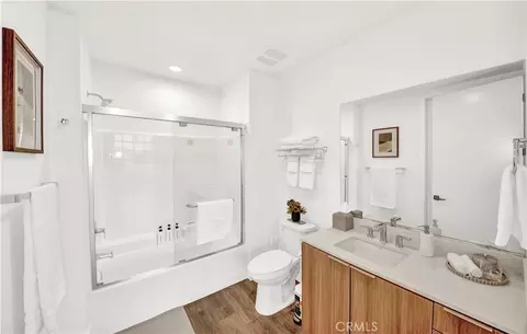 Bath - 709 E Walnut St #415, Pasadena, CA 91101 photo 1 of 2
