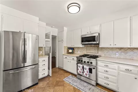 Kitchen - 2205 Las Lunas, Pasadena, CA 91107 photo 2 of 2