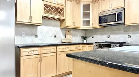 Kitchen - 690 S Marengo Ave #6, Pasadena, CA 91106 photo 1 of 2