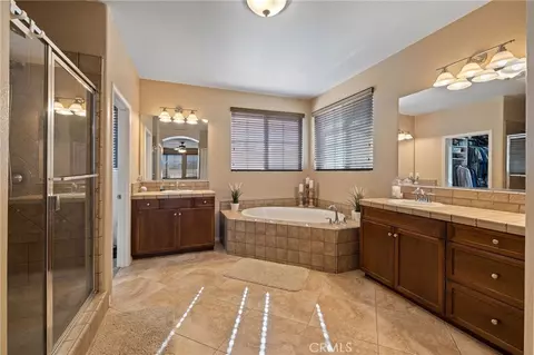 Bath - 4813 Sanderling Way, Fontana, CA 92336 photo 1 of 3