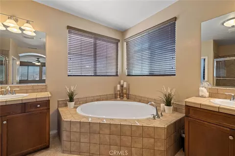Bath - 4813 Sanderling Way, Fontana, CA 92336 photo 2 of 3