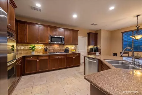 Kitchen - 4813 Sanderling Way, Fontana, CA 92336 photo 3 of 5