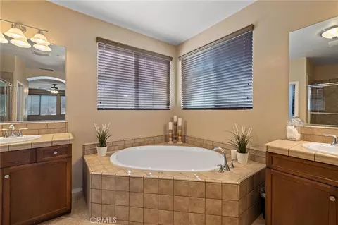 Bath - 4813 Sanderling Way, Fontana, CA 92336 photo 3 of 4