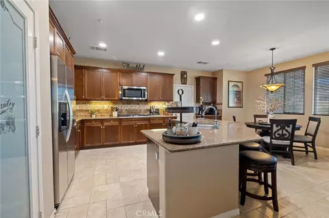 Kitchen - 4813 Sanderling Way, Fontana, CA 92336 photo 4 of 5