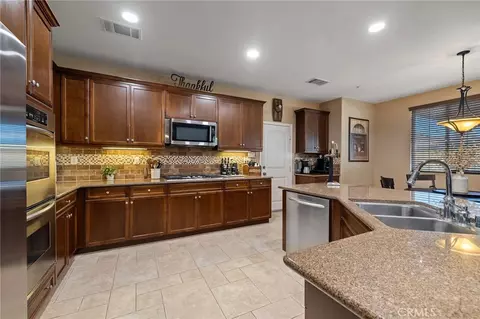 Kitchen - 4813 Sanderling Way, Fontana, CA 92336 photo 3 of 5
