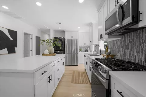 Kitchen - 2257 E Del Mar Blvd, Pasadena, CA 91107 photo 2 of 2