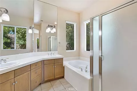 Bath - 2579 Warner Ave, Clovis, CA 93611 photo 2 of 2