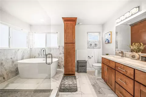 Bath - 15213 Daphne Ave, Gardena, CA 90249 photo 1 of 3