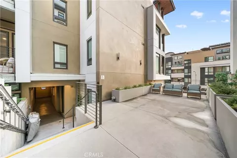Exterior - 709 E Walnut St #214, Pasadena, CA 91101 photo 8 of 9