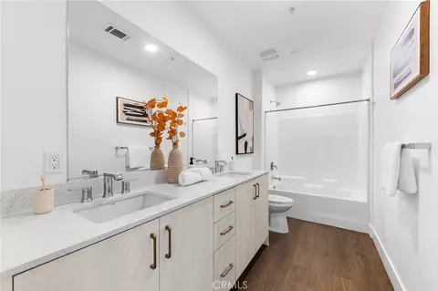 Bath - 709 E Walnut St #214, Pasadena, CA 91101 photo 1 of 4