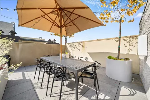 Exterior - 709 E Walnut St #214, Pasadena, CA 91101 photo 4 of 9