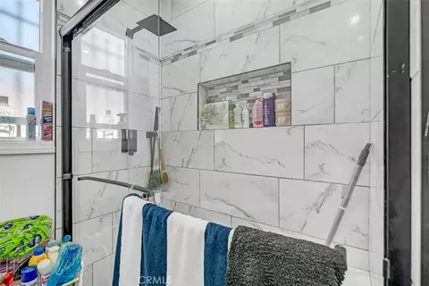 Bath - 2081 Summit, Altadena, CA 91001 photo 2 of 2