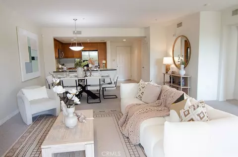 Living - 931 E Walnut St #316, Pasadena, CA 91106 photo 1 of 4