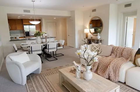 Living - 931 E Walnut St #316, Pasadena, CA 91106 photo 3 of 4