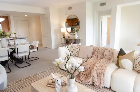 Living - 931 E Walnut St #316, Pasadena, CA 91106 photo 2 of 4