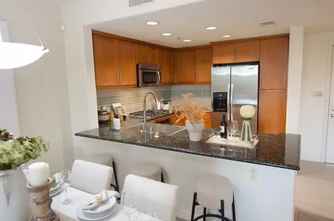Kitchen - 931 E Walnut St #316, Pasadena, CA 91106 photo 3 of 4