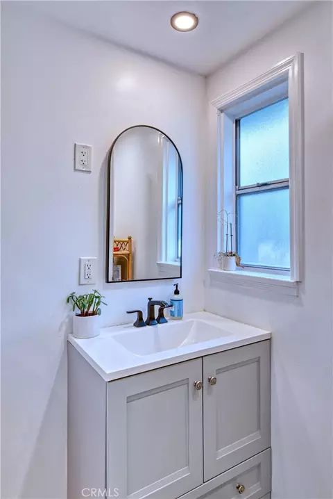 Bath - 142 Stedman, Monrovia, CA 91016 photo 2 of 4