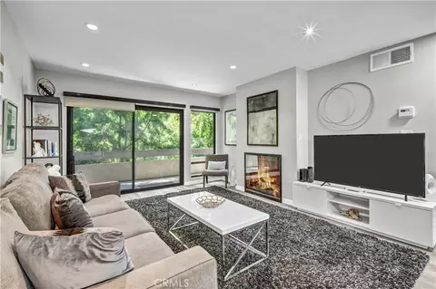 950 N Kings Rd #103, West Hollywood, CA 90069