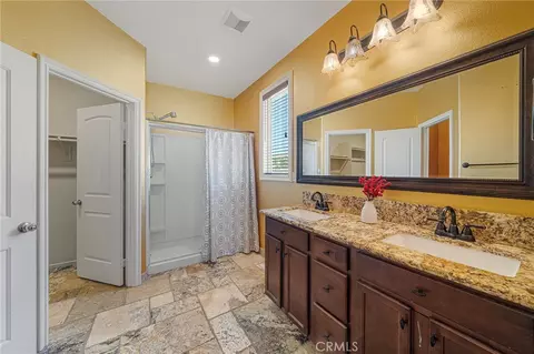 Bath - 1070 Viscano Ct, Perris, CA 92571 photo 2 of 2