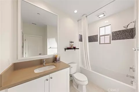 Bath - 117 Petunia, Irvine, CA 92618 photo 5 of 6