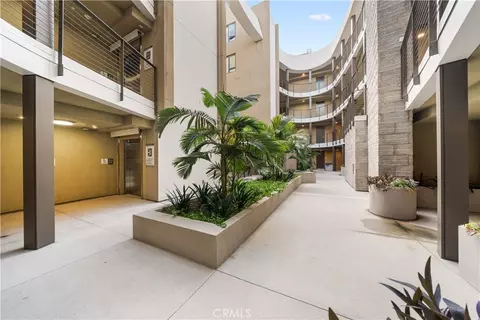 Exterior - 709 E Walnut St #215, Pasadena, CA 91101 photo 4 of 6