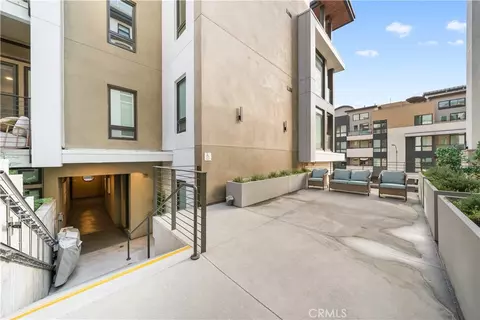 Exterior - 709 E Walnut St #215, Pasadena, CA 91101 photo 3 of 6